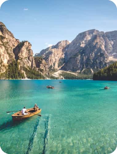 Озеро возле гор