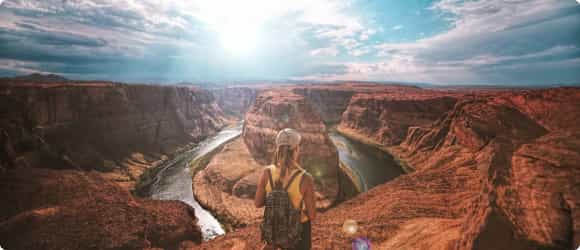 Девушка стоит на краю каньона