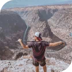 Человек стоящий на обрыве каньона