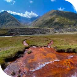 Горы и равнина с рекой