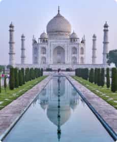 Вид из самолёта на облака с лучами солнца на этих облаках