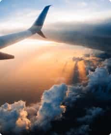 Вид из самолёта на облака с лучами солнца на этих облаках